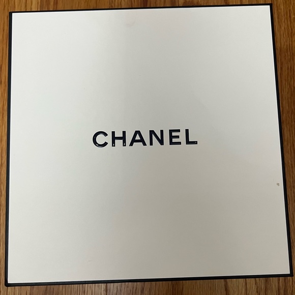Chanel Limited Edition Makeup Pouch w/ Mascaras and samples - Picture 2 of 4